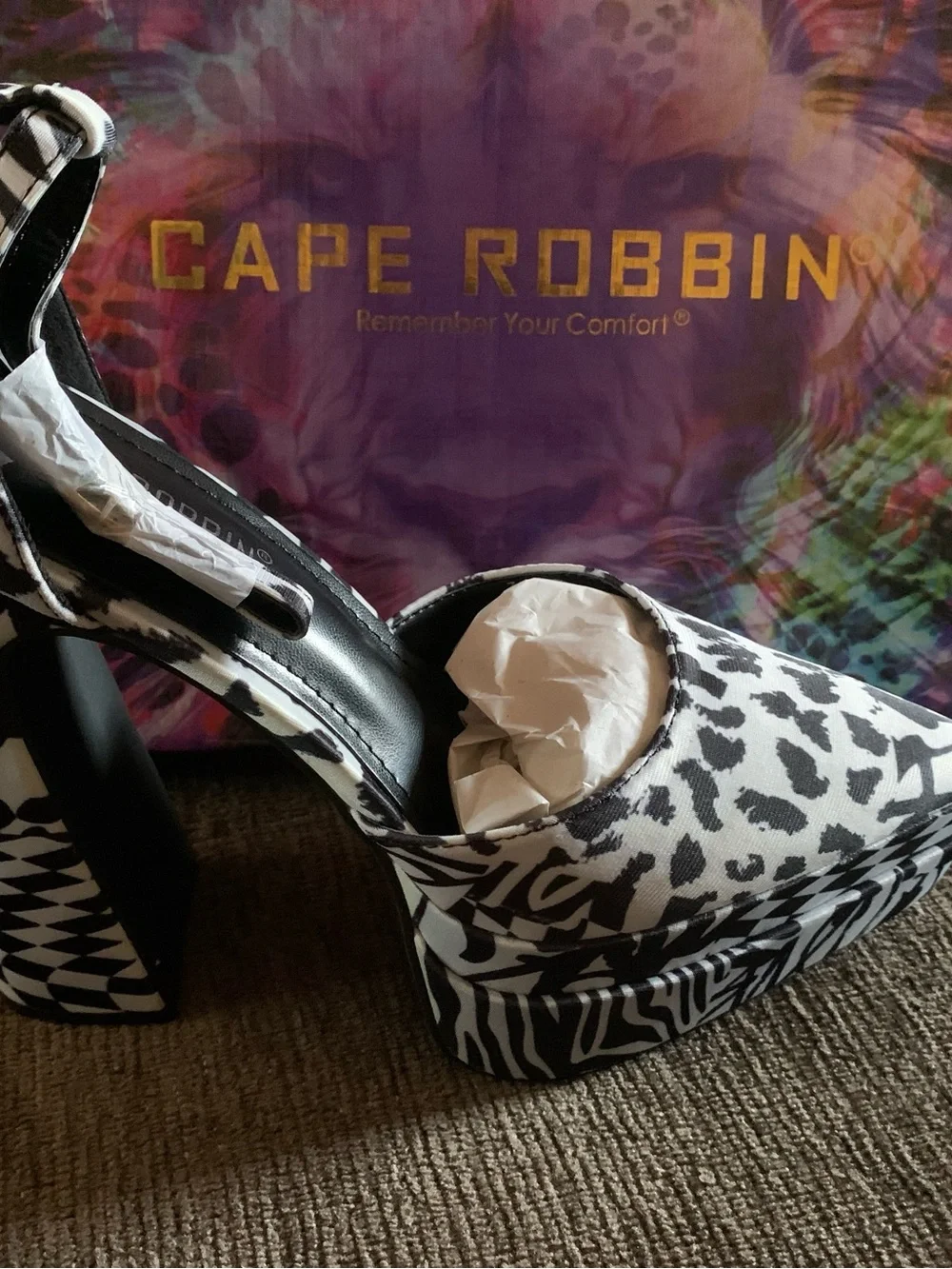 Cape Robbin Snow White platform heels